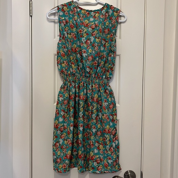 Beautiful light, airy floral dress. - Picture 4 of 4
